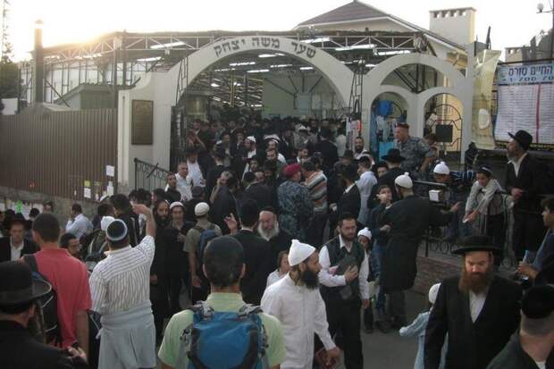 The crowd outside Rebbe Nacḥman's tomb in 2005.