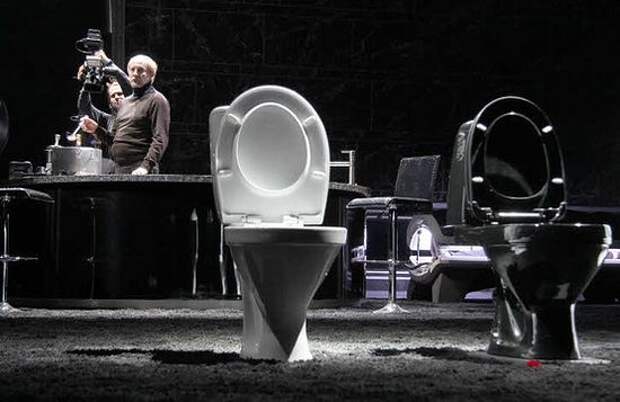 Сцена из спектакля «Карамазовы» по мотивам «Братьев Карамазовых» Ф.М. Достоевского. Режиссер-постановщик: К.Богомолов