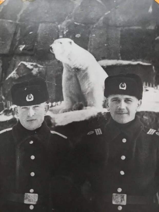 Я, ГКС Митюков Анатолий и друг мой Толмачев Петр -старшина первой статьи. Калининград (Кёнигсберг), 1988 год. Прислал «Боцман»..jpg