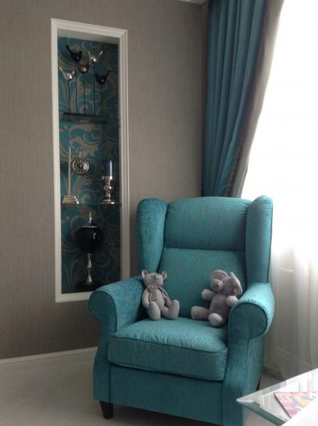 Интерьер гостиной, голубое кресло в гостиной