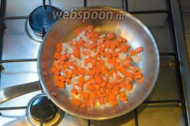 Добавляем морковь в сковороду к луку. 