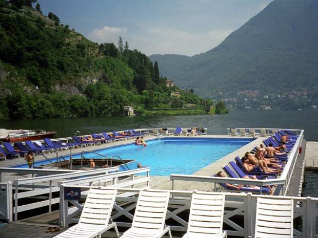 feel-like-youre-swimming-in-lake-como-at-the-villa-destes-floating-pool