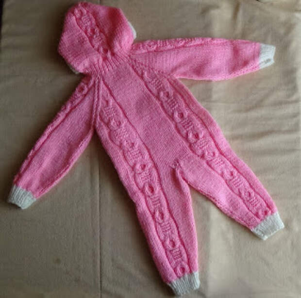 Розовый комбинезон спицами для малыша 1 года