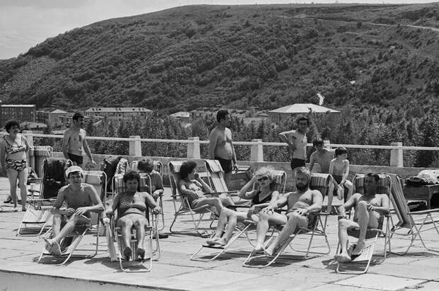 Армянская ССР. 1 июня 1986 г. Отдыхающие во время принятия солнечных ванн. (с) Шахбазян Мартин/TASS