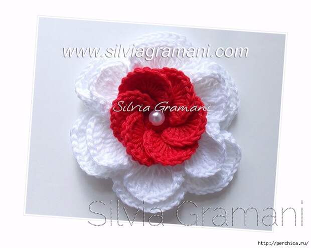 Silvia Gramani flor de croche vermelha e branca (700x560, 201Kb)