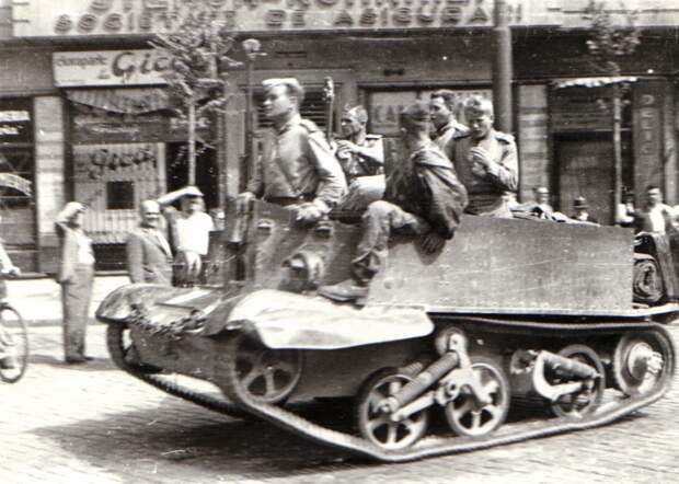 Солдаты РККА в Бухаресте на британском БТР Universal Carrier