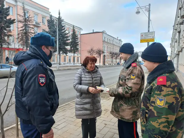 В Твери сотрудники ГИБДД и кадеты поздравили женщин-водителей с весенним праздником