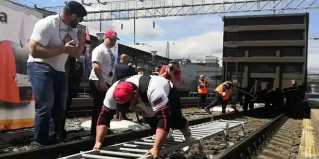 В Ростове силачи установили рекорды по буксировке вагонов в поддержку ДНР и ЛНР