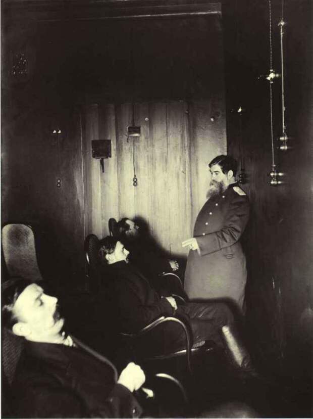 20 Профессор Бехтерев лечит больных в «гипнотической комнате». Санкт-Петербург. 1913 г (524x700, 161Kb)