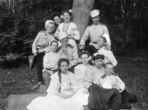 Компания молодых людей Константин Смирнов, 1 мая 1906 - 31 октября 1913 года, г. Ташкент, из архива Владимира Александровича Карлова.