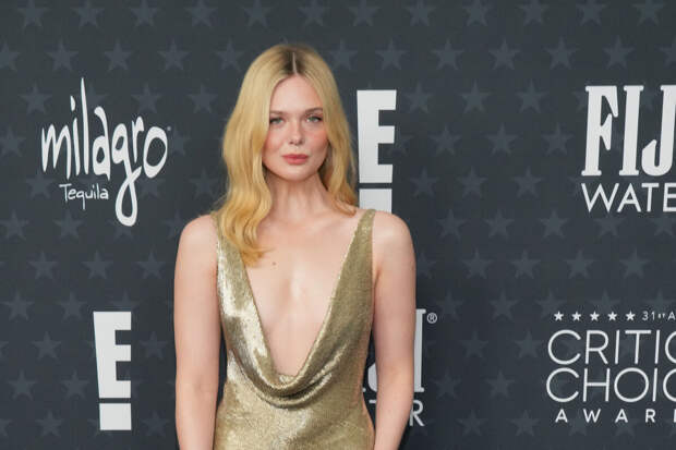 Актриса Эль Фаннинг появилась на публике в платье с глубоким декольте