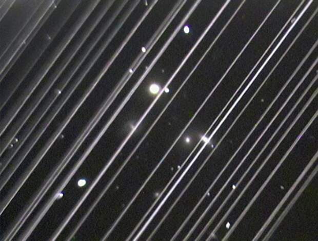 Фотография группы галактик NGC 5353/4 в созвездии Гончих Псов. Светлые линии на снимке – спутники системы Starlink Фотография группы галактик NGC 5353/4 в созвездии Гончих Псов. Светлые линии на снимке – спутники системы Starlink