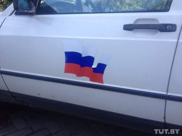 В Минске уродуют машины с российской символикой