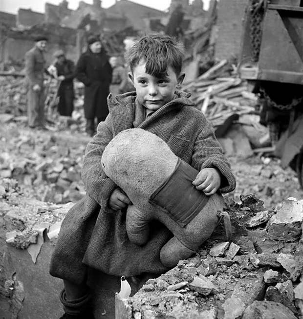 Мальчик в руинах держит в руках мягкую игрушку, Лондон, 1945 г.