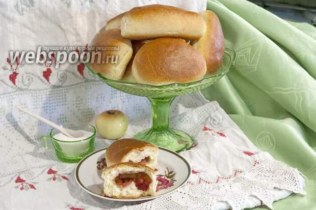 Фото Пирожки духовые с консервированной вишней и яблоками