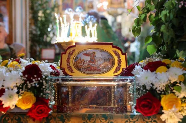 Отец Илона Маска посетил пасхальное богослужение в храме Христа Спасителя