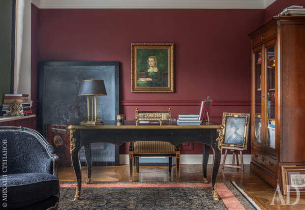 Письменный стол и диван, Moissonnier. Книжный шкаф, Le Ker. Смотрите весь проект по клику на изображение.