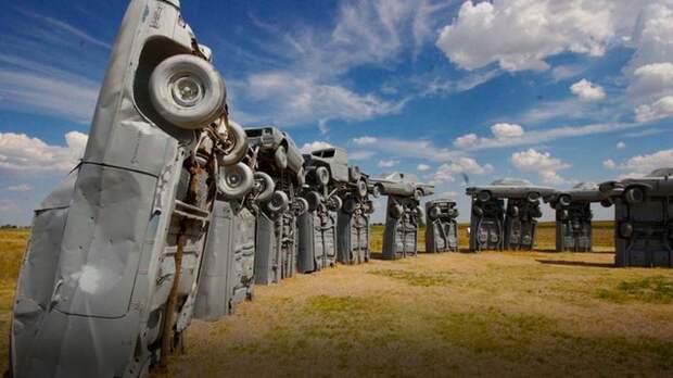 Монумент из старых американских машин выставлен на продажу (10 фото) Монумент из старых американских машин выставлен на продажу (10 фото)