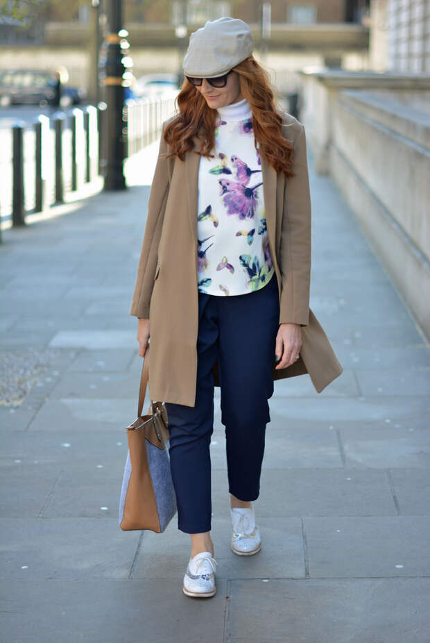 Comfy sightseeing outfit: Longline blazer, layers, navy trousers, white brogues