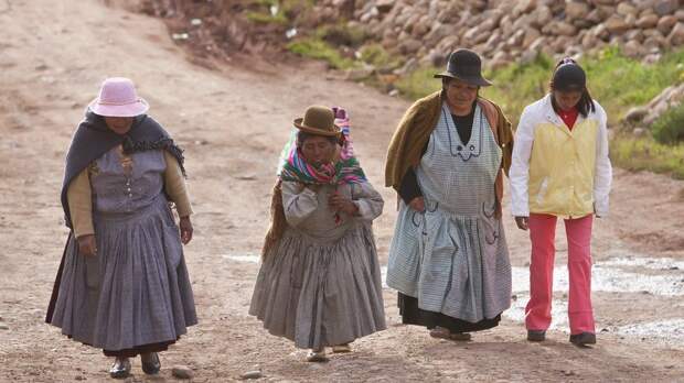 Копакабана была местом паломничества задолго до изобретения автомобиля. На фото - женщины коренной народности Анд - аймара