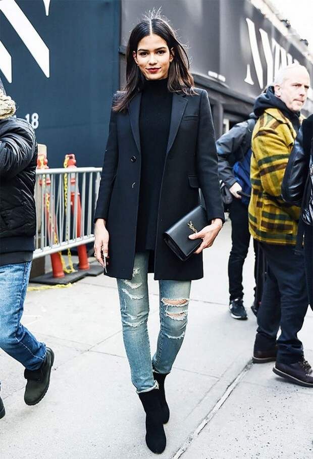 Combo classic, never out of fashion of skinny jeans torn bears, turtleneck sweater, coat elegant blazer.