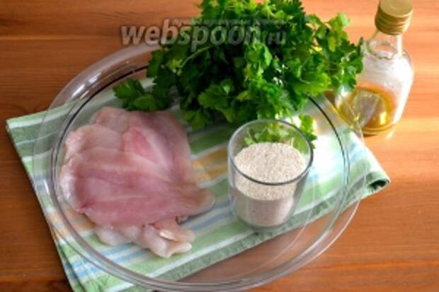 Очень простой набор ингредиентов для приготовления куриных отбивных в духовке: куриное филе (грудка), панировочные сухари, свежая петрушка, несколько листиков мяты, оливковое масло, соль и перец по вкусу.