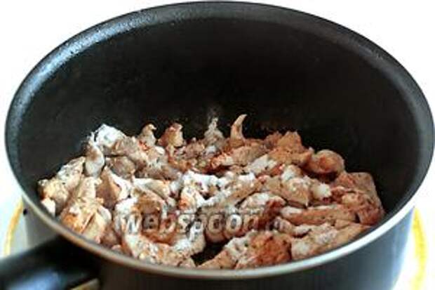 Посыпать мясо мукой. Я не люблю добавлять муку в соусы, но здесь это необходимо, у меня ушла 1 чайная ложка, этого достаточно. Обжарить куриное филе вместе с мукой при непрерывном помешивании. Огонь выше среднего. Жарим, почти как в воке.