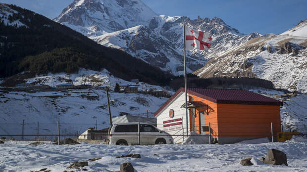 Десятки туристов из России застряли в пробке на границе с Грузией из-за непогоды