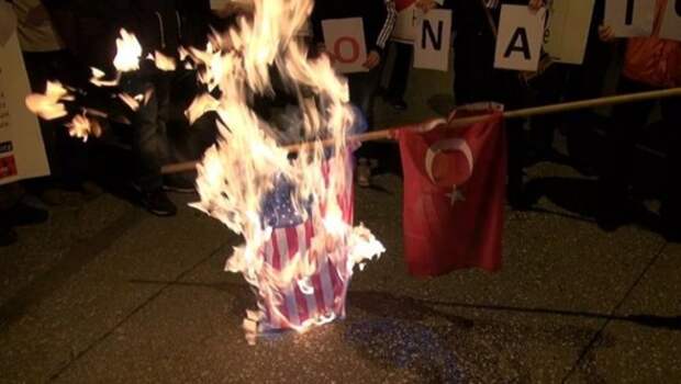На митинге в Афинах в знак протеста против атаки на Су-24 сожгли флаги Турции и США На митинге в Афинах в знак протеста против атаки на Су-24 сожгли флаги Турции и США