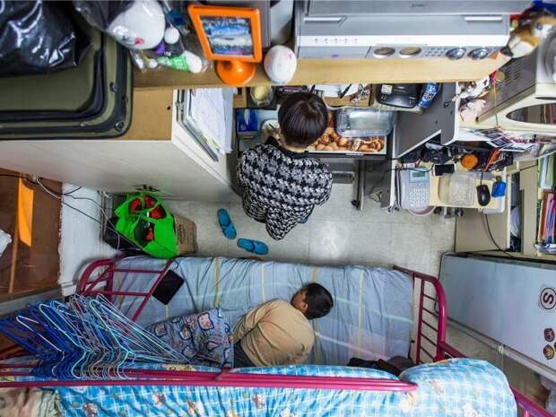В каких условиях живут люди в Гонконге: ужасные "дома-гробницы" и металлические муравейники