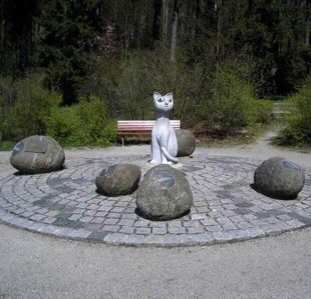 Кот, парк Терезенштайн, Хоф, Бавария, Германия. Кот, парк Терезенштайн, Хоф, Бавария, Германия.