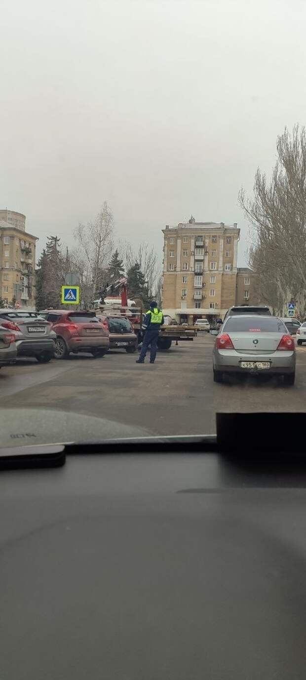 На бульваре Пушкина, грузят, не правильно стоящих