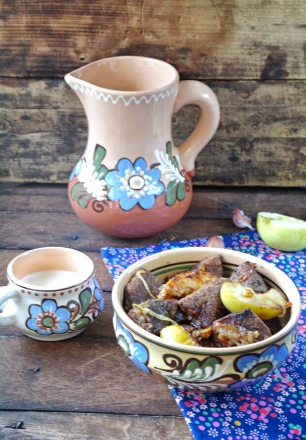 Печень с яблоками