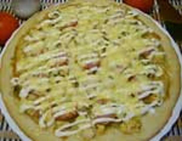 Пицца с колбасой и огурцами