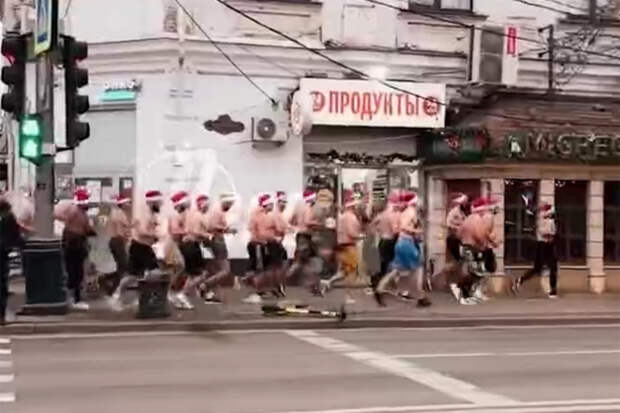 В Краснодаре полуголые Деды Морозы устроили массовый забег