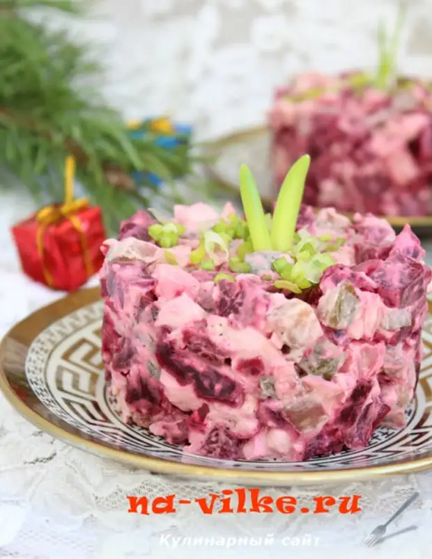 Салат из свеклы с солеными огурцами и яйцом