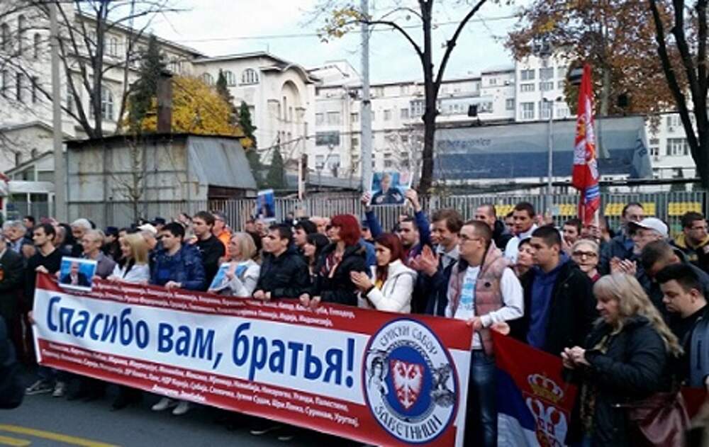 Почему сербы и русские. Сербия Косово братья навек. Косово Сербия русские братья. Косово это Сербия митинг. Сербия и Россия братья.