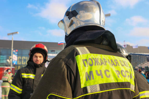 РЕН ТВ: пожар начался в квартире московской пятиэтажки, жильцов эвакуируют