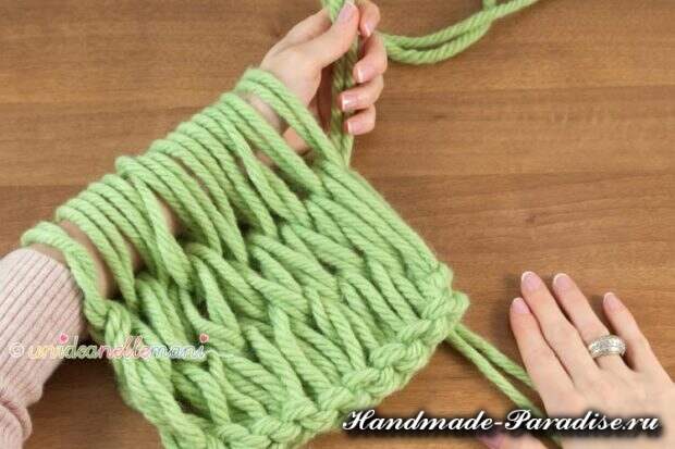 Вязание руками объемного шарфа (9)