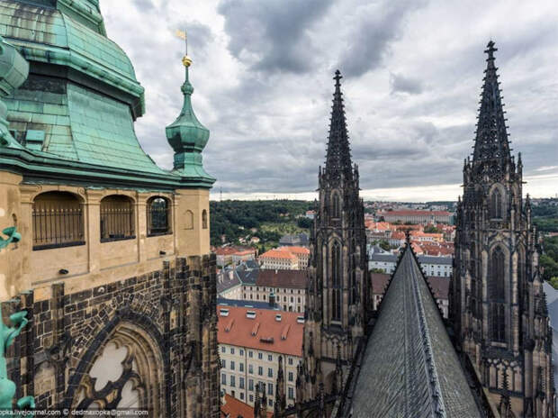 Восхождение на Собор Святого Вита в Праге обернулось встречей с полицией. Но за те 30 минут, что парни были крыше, им удалось сделать несколько снимков.
