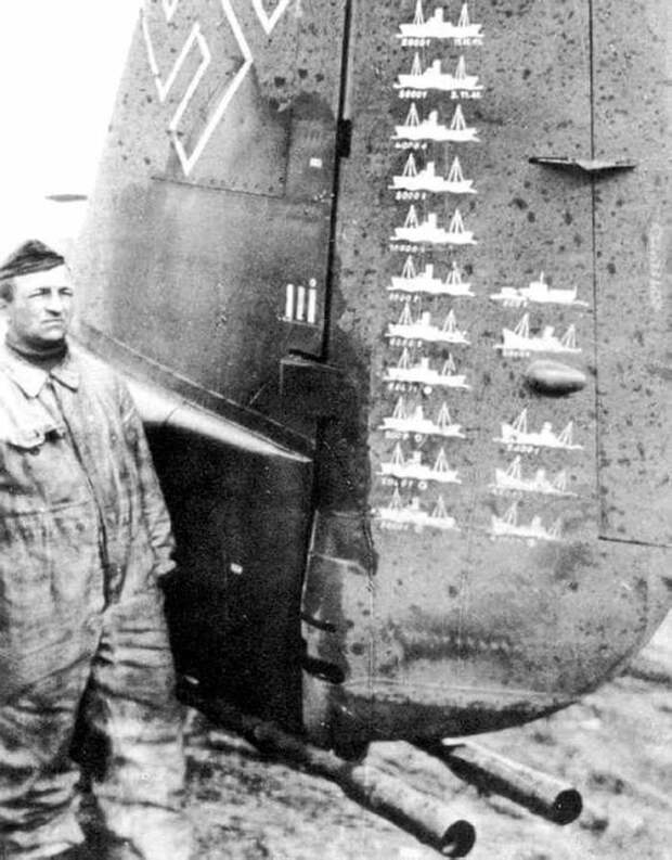 Хвостовое оперение немецкого бомбардировщика Ju-88 из KG51. Румыния, 1941 г. Великая Отечественная Война, архивные фотографии, вторая мировая война