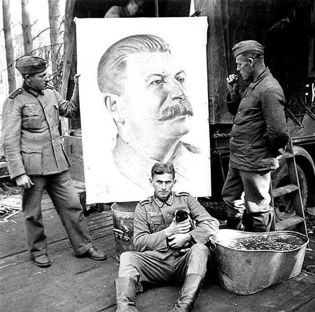 63. Гитлеровцы рассматривают портрет И.В. Сталина вторая мировая война, история, фотография
