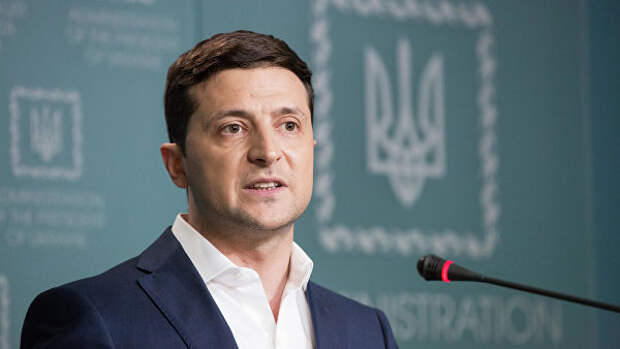 Президент Украины Владимир Зеленский во время брифинга в Киеве. 27 июня 2019 Президент Украины Владимир Зеленский во время брифинга в Киеве. 27 июня 2019