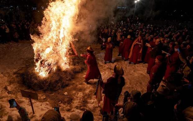 Ламы петербургского буддийского храма "Гунзэчойнэй" провели обряд дугжууба
