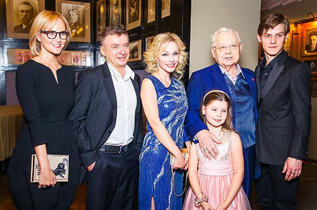 Олег Табаков с семьей