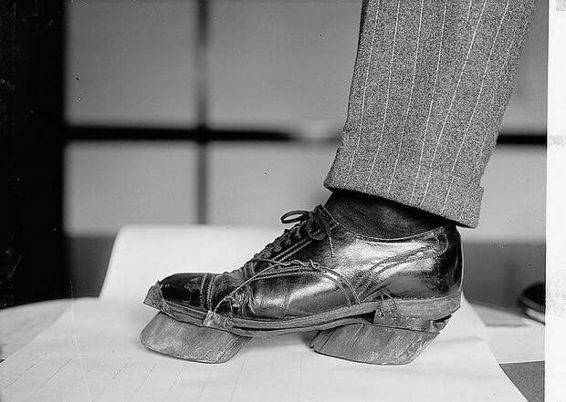 Такую «коровью» обувь носили американские самогонщики времен сухого закона, чтобы полиция не могла вычислить их по следам, 1922 год. история, рэтро, фото