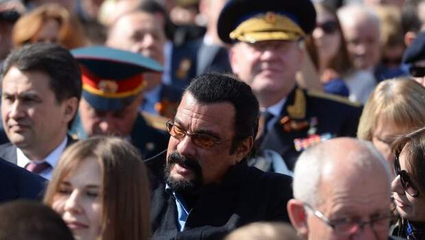 Актер Стивен Сигал перед началом военного парада в ознаменование 70-летия Победы в Великой Отечественной войне Актер Стивен Сигал перед началом военного парада в ознаменование 70-летия Победы в Великой Отечественной войне