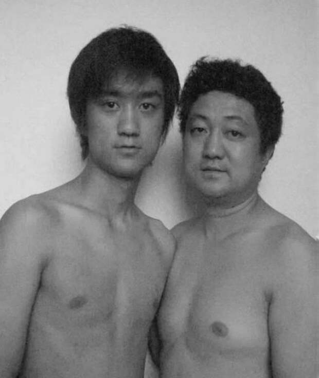 отец и сын фотографировались 30 лет вместе 