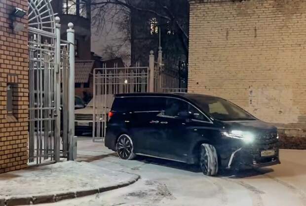 Shot: принадлежащий Долиной премиум-автомобиль Toyota Alphard разбился в ДТП