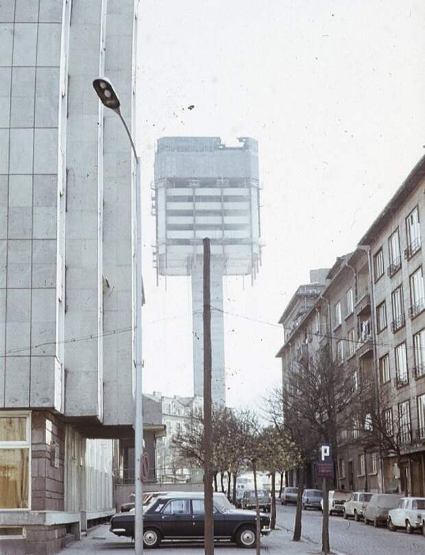 Одна из Башен Колумба в столице Испании. | Фото: reddit.com.